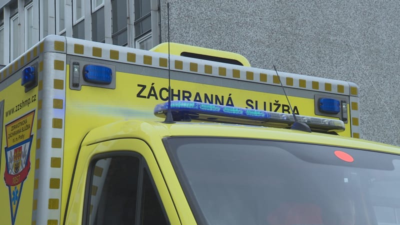 Kolaps a fatální náraz do domu. Při nehodě na Rychnovsku zemřel řidič osobního auta