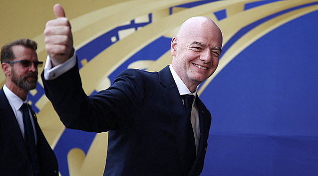 Jak se drolí fotbalové království. Ustojí Infantino největší krizi za deset let?
