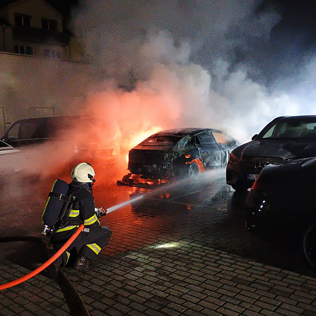 Nový elektrický mercedes vzplál na dvoře autosalonu. Plameny zničily další dvě auta