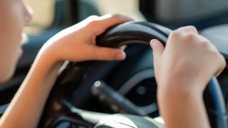 Otec půjčil 14letému synovi auto. Ten s ním na Královéhradecku uháněl rychlostí téměř 200 km/h