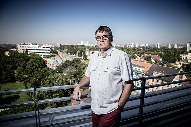 Auto ukazuje 48 stupňů, ČHMÚ jen 41,5 °C. Expert vysvětluje proč i postupy při měření