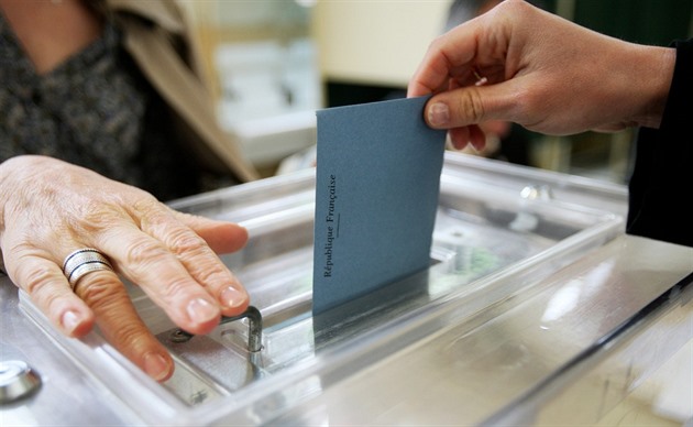 Paříž vyšetřuje ruské vměšování do voleb. Špína míří na podporovatele Ukrajiny