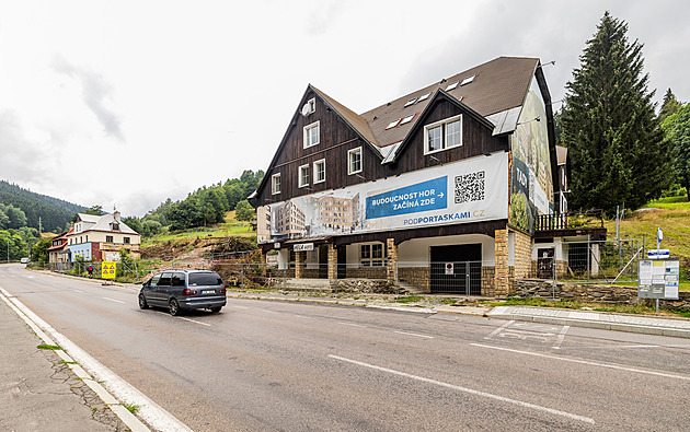 Šest budov, cena k miliardě. Ve Velké Úpě začala demolice pro nový resort