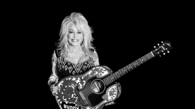 Slunce dnes svítí méně, litují lidé smrti Dolly Parton. Trump nechá svěsit vlajky na půl žerdi